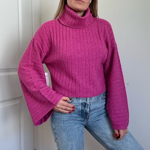 Wide Sleeve Cowl Neck Cropped Sweater - Picture 2 of 8